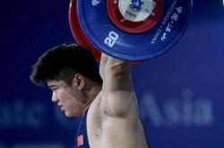 开云官方app入口-举重比赛男选手夺冠英雄露头