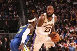 开云体育中国-体育场上对决激烈，球员拼尽全力