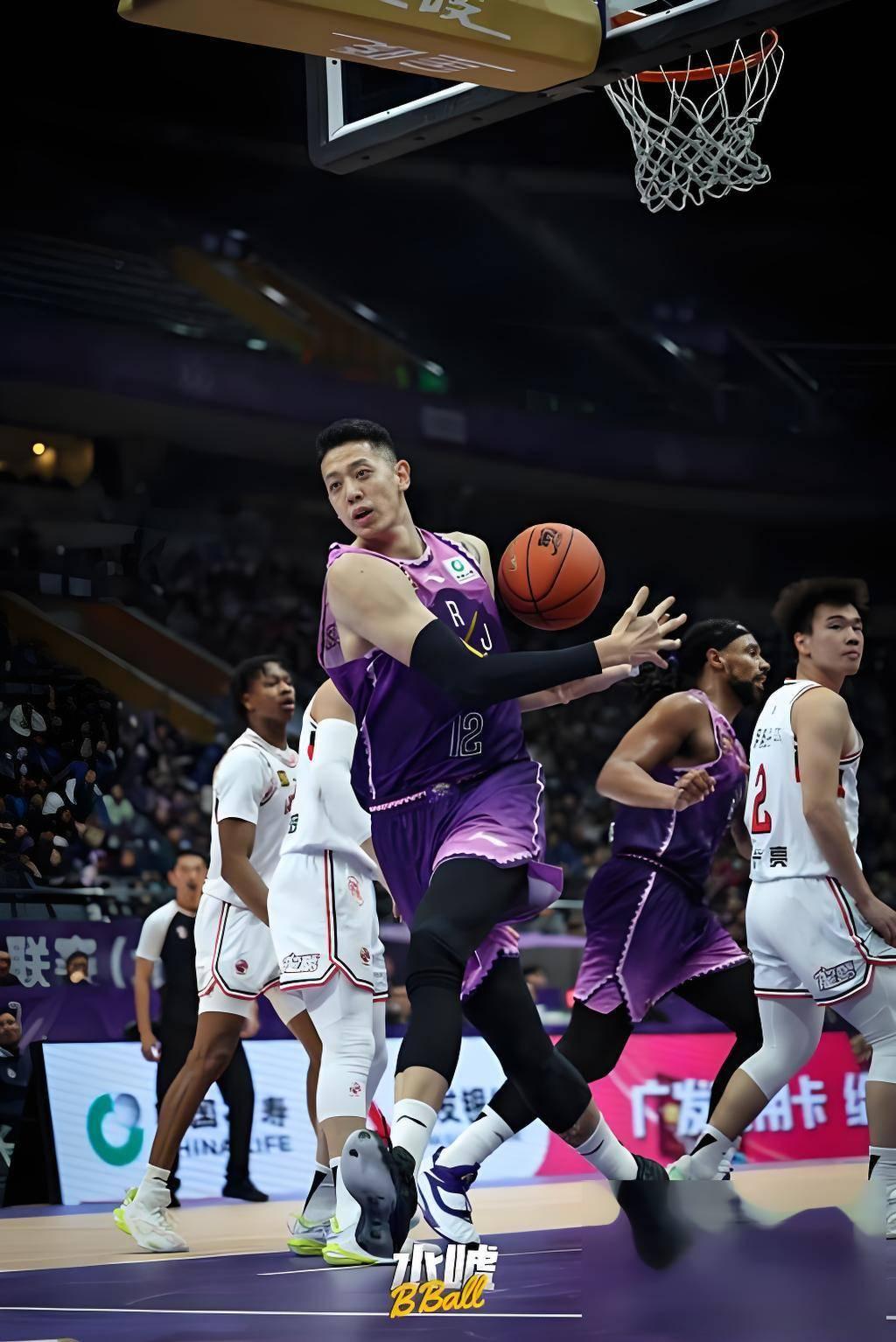包含上海男篮前锋抢篮板领先，主场战胜江苏队保住优势的词条