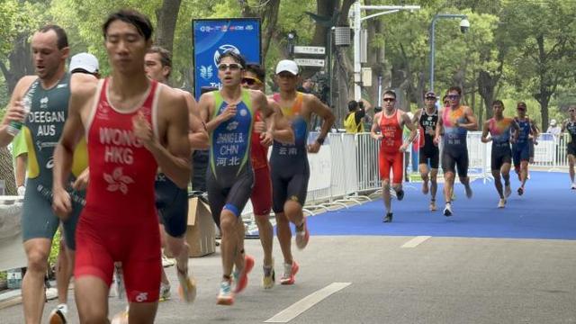 运动员们在擂台上拼尽全力,决战到最后一刻 运动员们在擂台上拼尽全力,决战到最后一刻