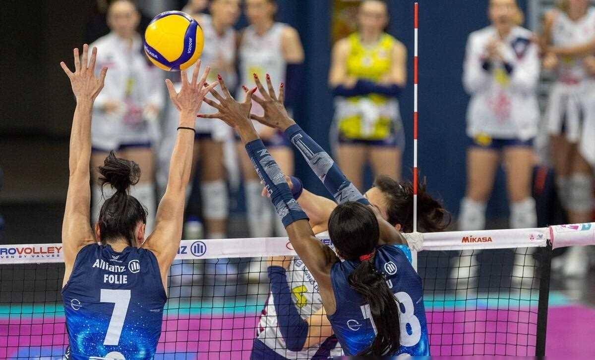 意大利队在赛场上大放异彩的简单介绍