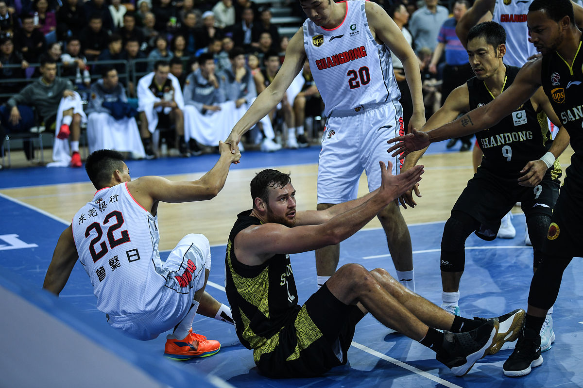 双方球队在场上激战到最后一刻 双方球队在场上激战到最后一刻