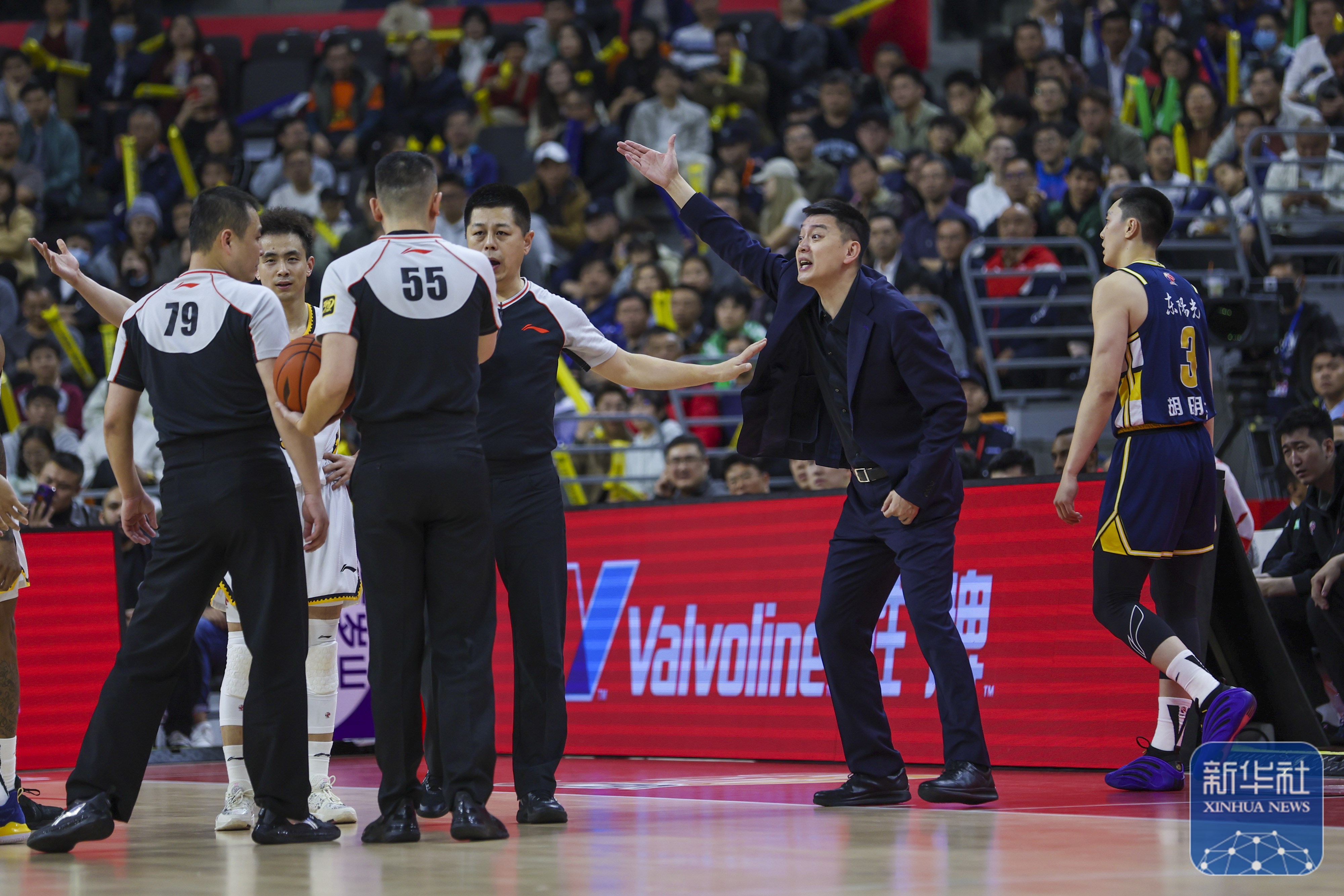 双方球队在场上激战到最后一刻 双方球队在场上激战到最后一刻