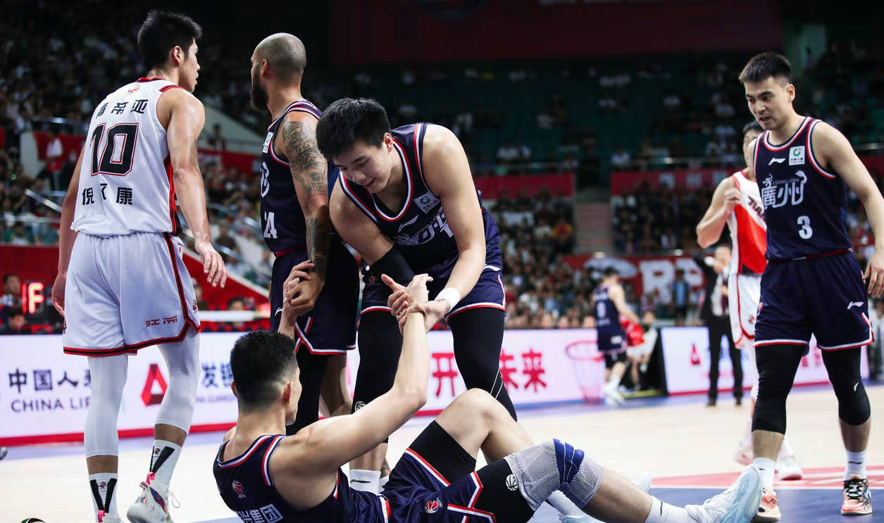 广州男篮充分发挥,成功战胜对手晋级决赛 广州男篮充分发挥,成功战胜对手晋级决赛