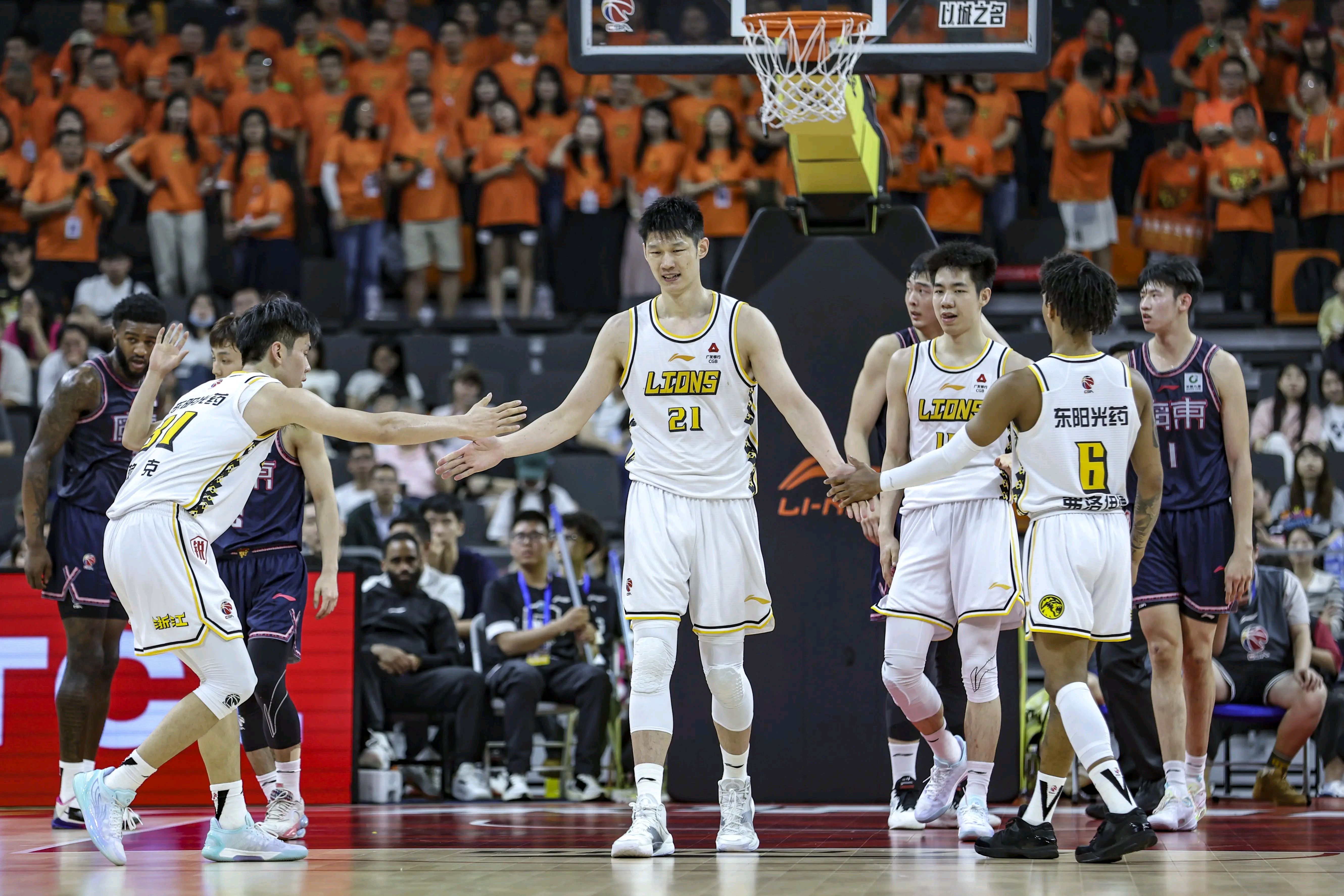 广州男篮充分发挥,成功战胜对手晋级决赛 广州男篮充分发挥,成功战胜对手晋级决赛