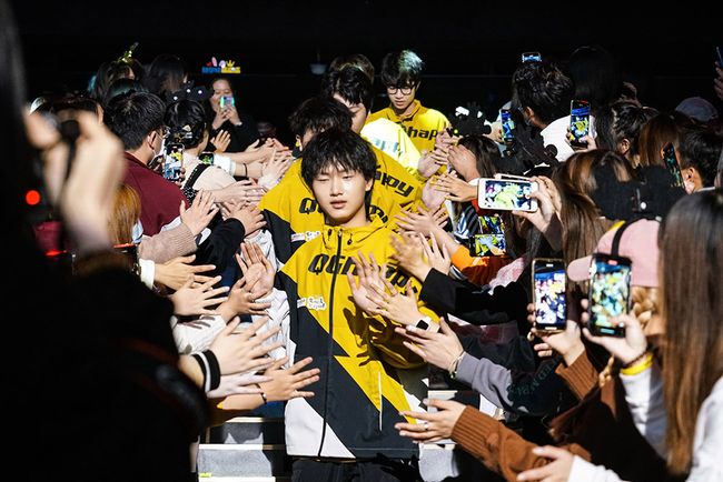 NS险胜CLG，Clid关键团战开团秒人峡谷大战四强赛，让粉丝疯狂欢呼