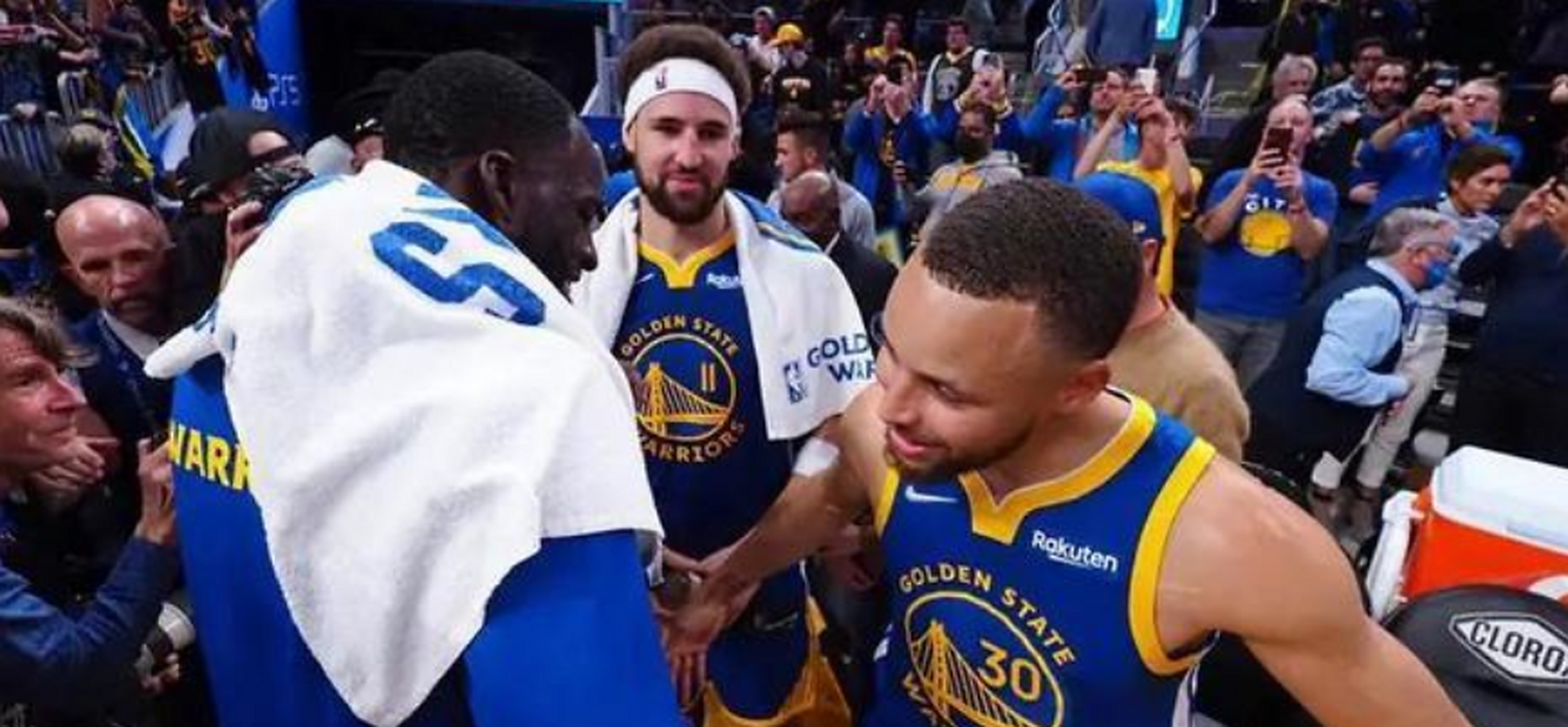 勇士队击败篮网队，大胜20分